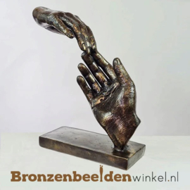 Grafsteen alternatief natuursteen zuil met bronzen handen BBW80027