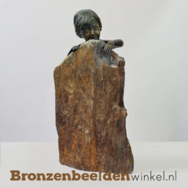 Klein jongetje hangend over steen BBWR88388