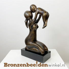 Bronzen beeldje "De gelukkige moeder" BBW001br22