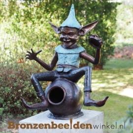 Tuinbeeld Pixie zittend op kruik BBW91320