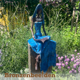 Beeld voor in de tuin "Lezende Sade" incl sokkel