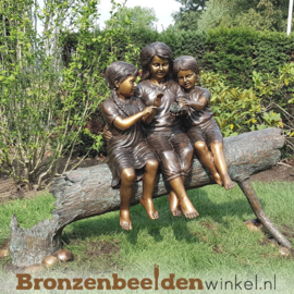 Tuinbeeld kinderen op boomstam BBW959