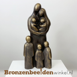 Beeldje "Vader en moeder met 5 kinderen" BBW071br55