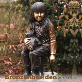 Meisje met teddy als tuinbeeld BBW1134