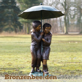 Tuinbeeld kinderen onder paraplu BBW215