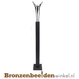 Groot jubileum cadeau "Power" op sokkel