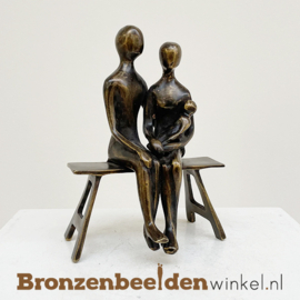 Huwelijks kado "Liefdevol stel met baby" op bankje BBW001br31b