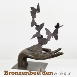 Gedenkbeeldje hand met vlinders BBW10001