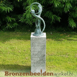 Asbestemming tuin beeld op sokkel "De Oneindige Dans" BBW52ab214br