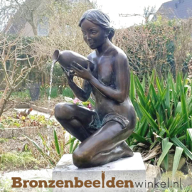 Waterornament van een vrouw met kruik BBWR90104