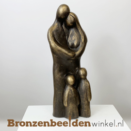 Beeldje "Vader en moeder met 2 kleine kinderen" BBW071br72