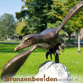 Tuinbeeld vliegende adelaar op sokkel BBW1253br