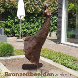 Groot beeld "De zwierige vrouw" BBW47336