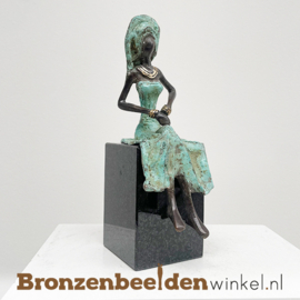 Zittend Afrikaanse vrouwenbeeld "Ngozi" 21cm BBWZT03GR