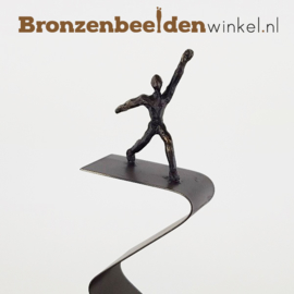 Zakelijk geschenk beeldje "Balancerend op de Top" BBW007br00