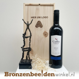 Geschenkkist met beeldje en rode wijn