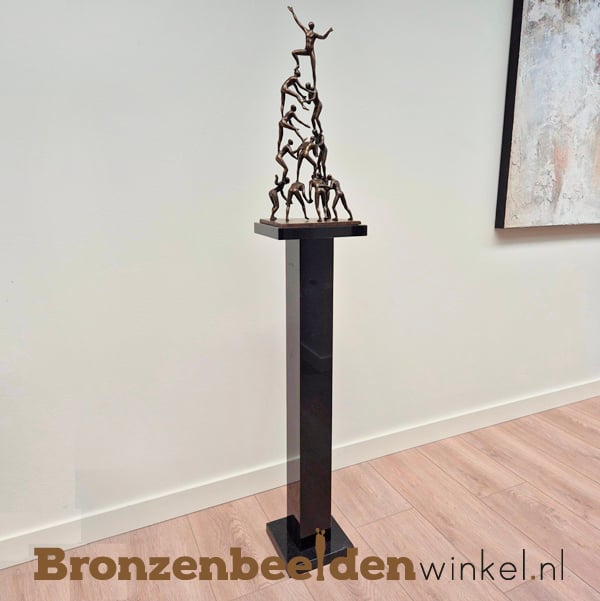NR 22 | Jubileum cadeau bedrijf "Samen bouwen aan succes" op sokkel