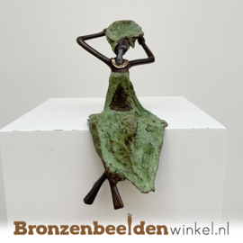 Zittend Afrikaanse vrouwenbeeld "Nuru op sokkel" 25cm BBWZT14GR