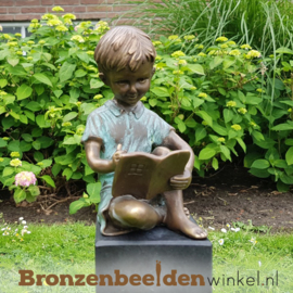 Bronzen schrijvend jongetje als tuinbeeld BBW0802br