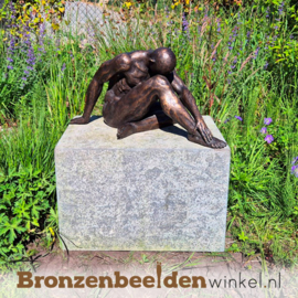 Beeld man voor in de tuin in brons gegoten BBW3554