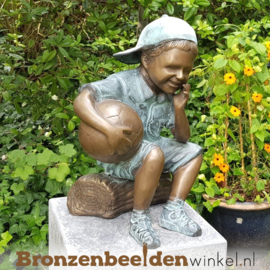 Bronzen jongen met bal als tuinbeeld BBW1957br