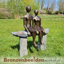 Liefde tuinbeeld "Aan elkaars Zijde" op natuursteen bankje BBW001br21XL