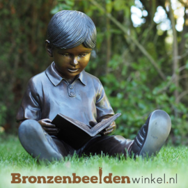 Lezende jongetje als tuinbeeld BBW1374br