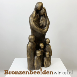 Beeldje "Vader en moeder met 5 kleine kinderen" BBW071br75