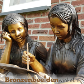 Tuinbeeld "Studerende Meisjes" op bankje BBW839