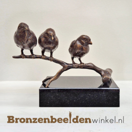 3 vogeltjes op tak op sokkel BBW0399bropsokkel