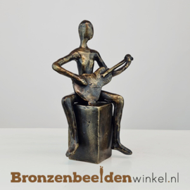 Bronzen beeldje van een gitarist BBW1503