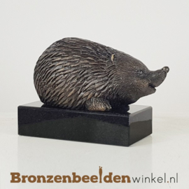 Egel beeldje op sokkel BBW1299br