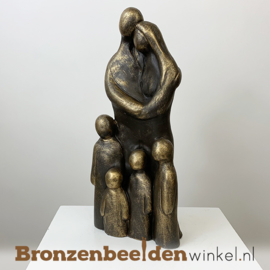 Beeldje "Vader en moeder met 4 kleine kinderen" BBW071br74