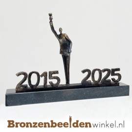 TOP 10 jaar bestaan bedrijf cadeau "Glas heffen met jaartallen" BBW003br86JT10 2015-2025