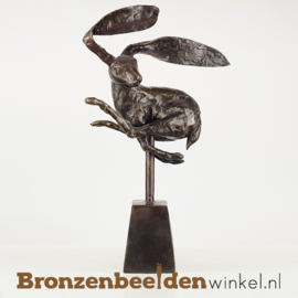 Beeld springende haas - bruine patina BBW009br01b