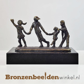 Onderwijs beeldje "Kinderen hand in hand" BBW006br05