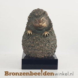 Egel beeldje op sokkel BBW37280