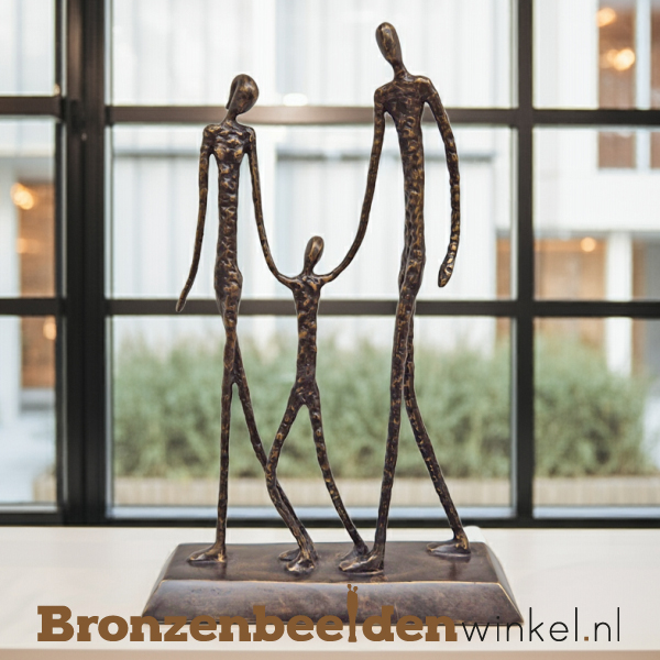 Beeld beeld gezin 3 personen "Hand in hand" XL versie BBW22006