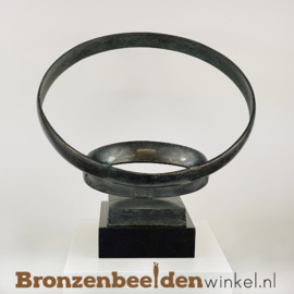 Beeld trouwringen "Gedragen door Liefde" BBW2701br