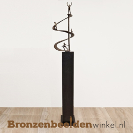 Relatiegeschenk "Positieve Spiraal" extra groot op sokkel BBW50br35XL