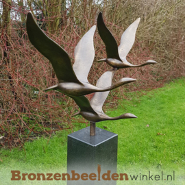 Abstracte tuinbeeld 3 ganzen op Zwart granieten sokkel BBWF3GZG