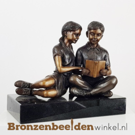 Beeld jongen en meisje lezend BBW2269br