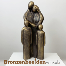 Beeldje "Vader en moeder met 2 kinderen" BBW063br02