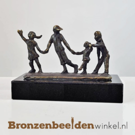 Onderwijs beeldje "Kinderen hand in hand" BBW006br05