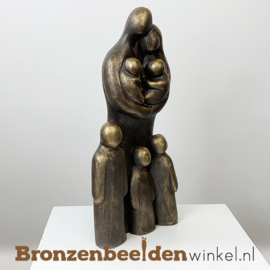 Beeldje "Vader en moeder met 5 kinderen" BBW071br55