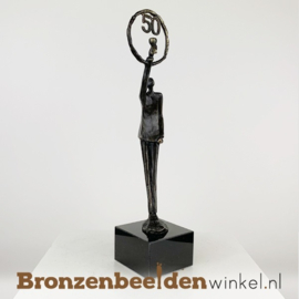 TOP 50 jaar vrouw cadeau "Het glas heffen met jaartal 50"