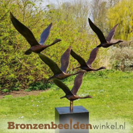 Abstract tuinbeeld ''De 5 ganzen'' op Zwart granieten sokkel BBWF5GZG