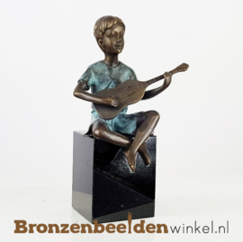 Bronzen beeldje "Jongen met Gitaar" BBW1502