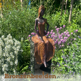 Beeld voor in de tuin "Naledi" incl zwart granieten sokkel