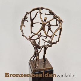 Jubileum relatie cadeau "Samen veroveren we de wereld" op hoge sokkel